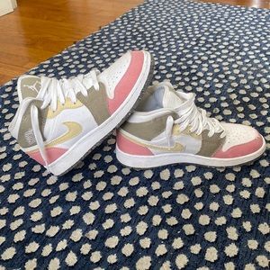 Nike Air Jordan 1 Mid SE Pastel Vivid Green Grind, size 4Y